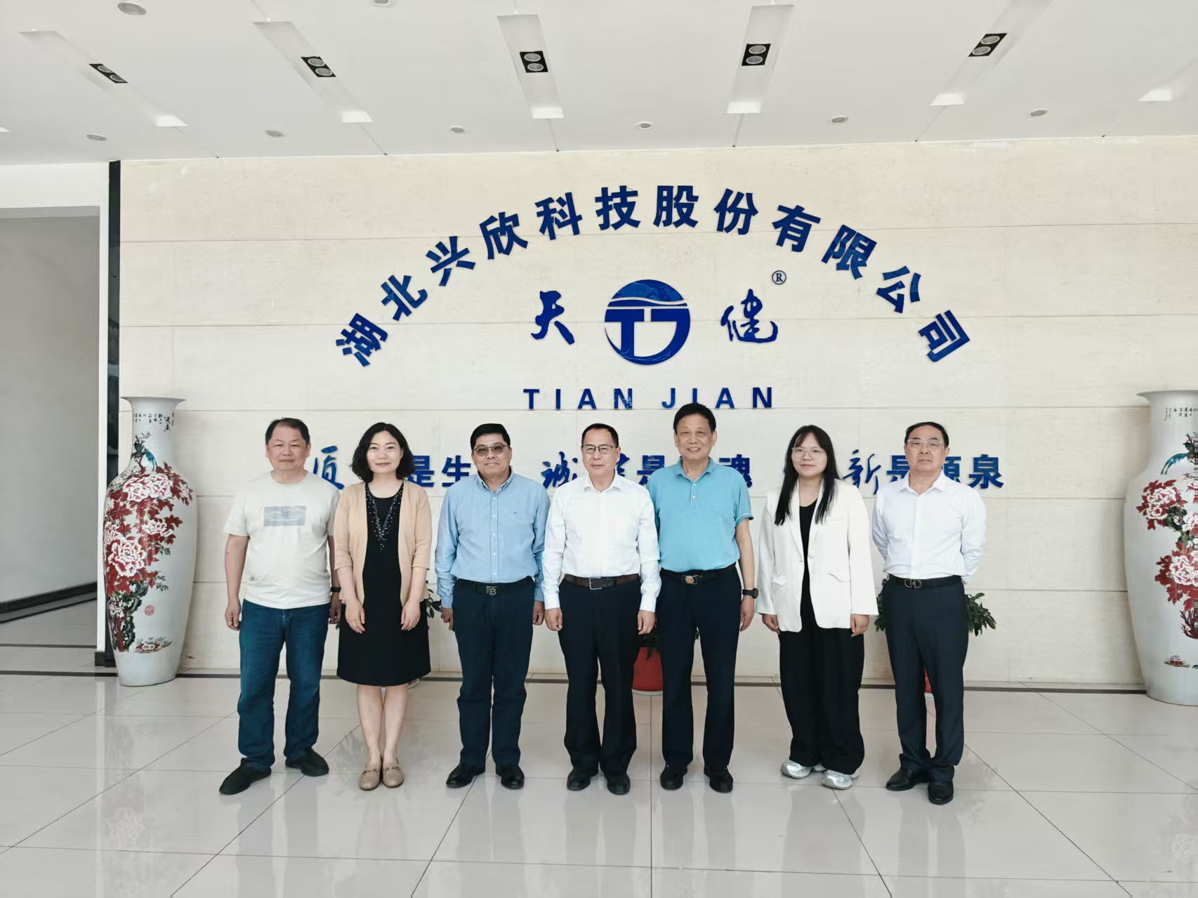 中国塑协理事长王占杰一行到湖北兴欣科技公司指导工作，与企业共商未来行业高质量发展新路径