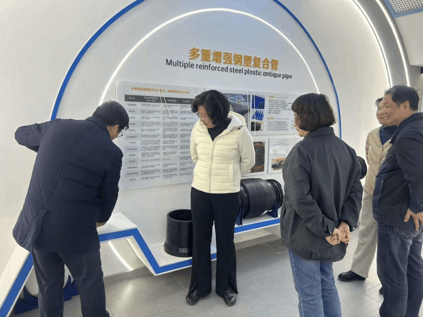 全国塑料制品标准化技术委员会专家项爱民教授莅临湖北兴欣科技视察指导工作